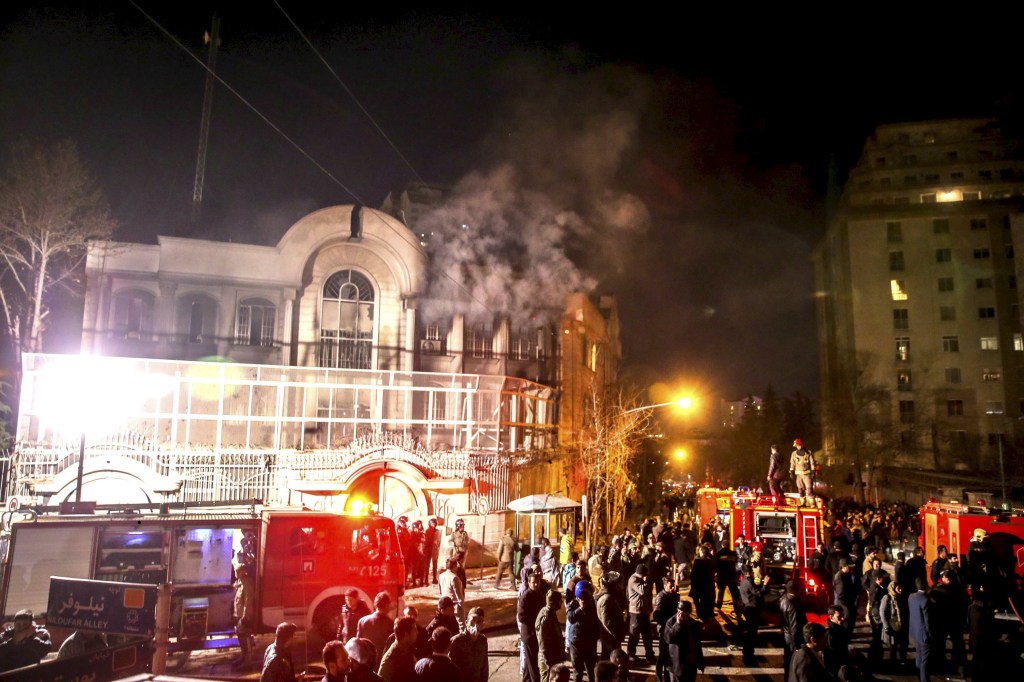 Em Teerã, bombeiros apagam incêndio na embaixada saudita, atacada por manifestantes iranianos