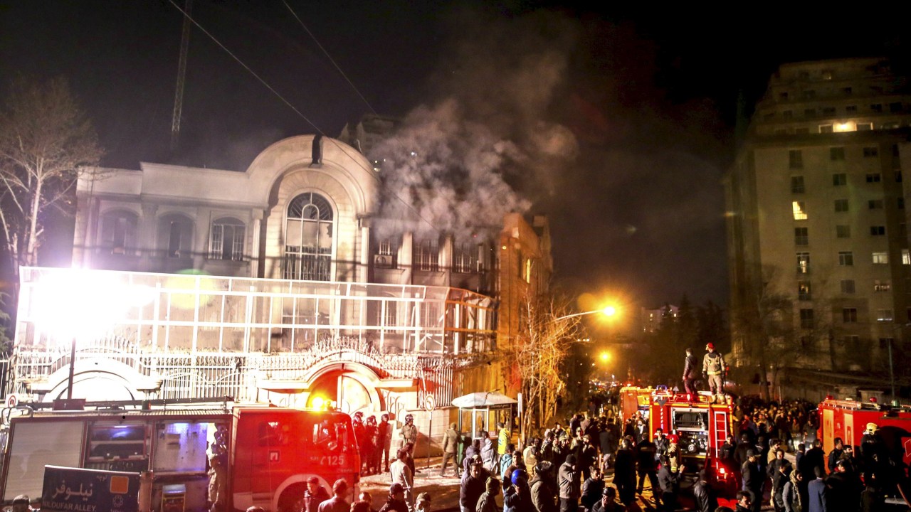 Em Teerã, bombeiros apagam incêndio na embaixada saudita, atacada por manifestantes iranianos