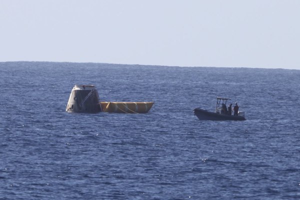 Barco se aproximando da cápsula Dragon, que pousou na a 805 quilômetros da costa oeste do México, no oceano Pacífico
