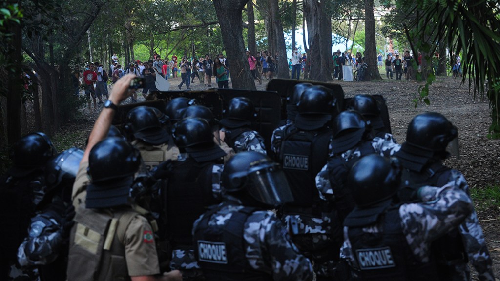 Tropa de Choque da PM foi chamada pela Polícia Federal para conter estudantes na UFSC