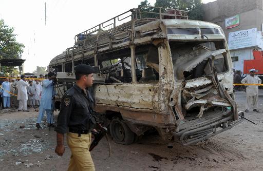 Ônibus destruído após atentado em Peshawar, em 19 de setembro de 2012. Terror voltou a ocorrer na região