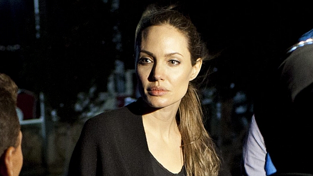 A atriz Angelina Jolie em meio a refugiados sírios