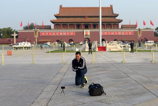 Um homem fotografa a praça Tiananmen (Paz Celestial), em Pequim, onde um acidente causou a morte de cinco pessoas na última segunda-feira