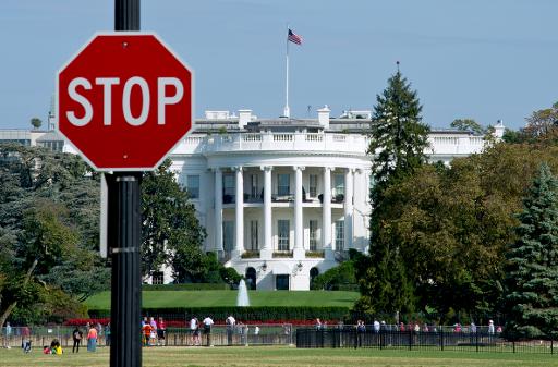 Placa de "Pare" e Casa Branca ao fundo, em 1 de outubro de 2013