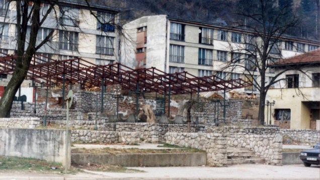 Restaurante destruído em Srebrenica, na Bósnia-Herzegóvina, em 1998