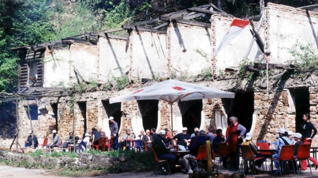 Café na cidade de Srebrenica, na Bósnia-Herzegóvina, em 1997