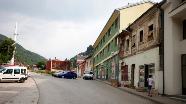 Rua da cidade de Srebrenica, na Bósnia-Herzegóvina, em 2012
