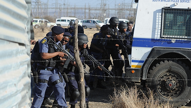 Policiais sul-africanos se preparam para enfrentar manifestantes