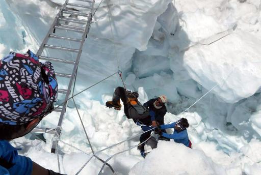 Equipe de emergência resgata sobrevivente de avalanche no Everest na sexta-feira, 18 de abril