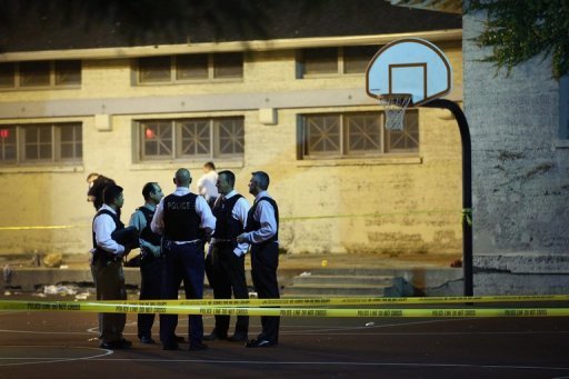 Policiais investigam o local do tiroteio em Chicago que deixou treze feridos