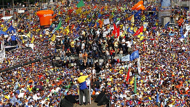 Henrique Capriles, o adversário de Hugo Chávez, discursa para centenas de milhares de pessoas
