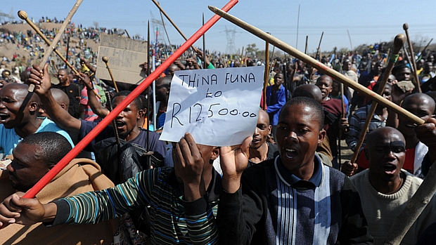 Exibindo armas improvisadas, mineiros sul-africanos cobram aumento