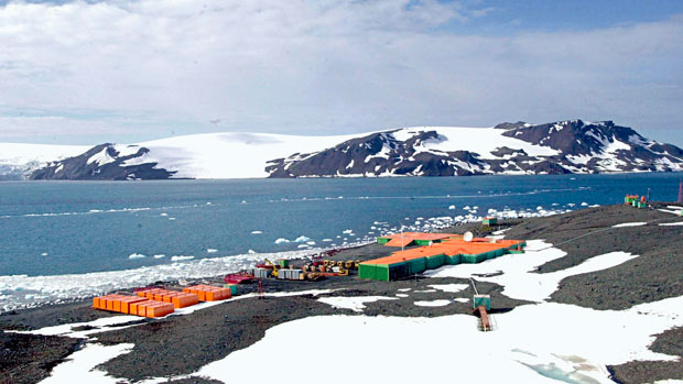 <p>Manhã na Baía do Almirantado, em frente a Estação do Brasil na Antártica Comandante Ferraz (2004)</p>
