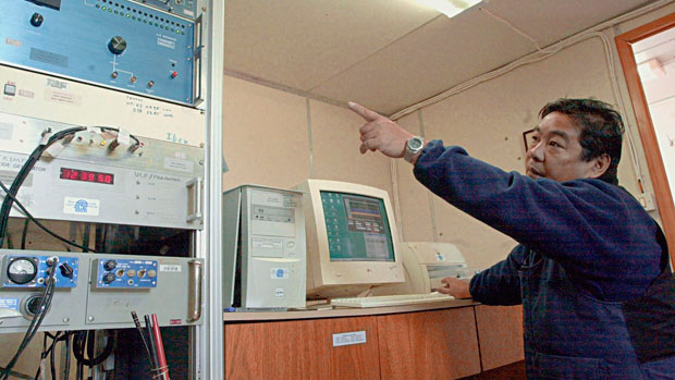 <p>Técnico do INPE Armando Adhano, no laboratório VLP, na Estação do Brasil na Antártida Comandante Ferraz (2004)</p>