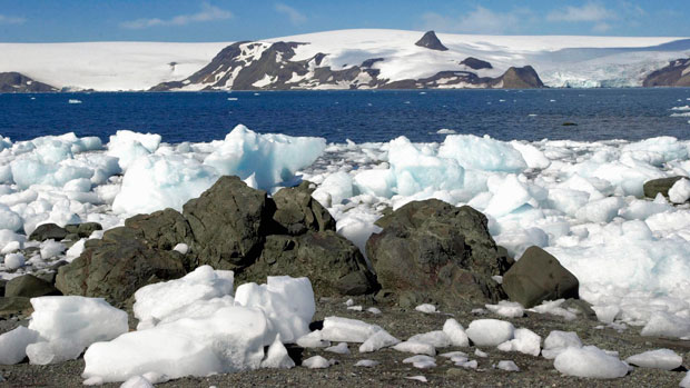 <p>Pedras de gelo na costa da Baía do Almirantado, local da Estação Comandante Ferraz (2004)</p>