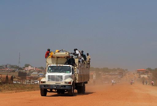 Caminhão ajuda na evacuação de Juba após confrontos