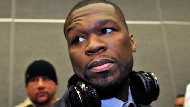 O rapper 50 Cent em Las Vegas com sua versão especial do fone Sleek
