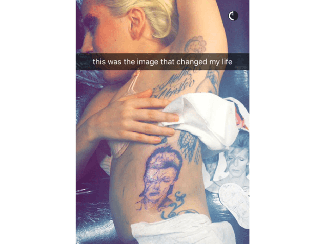Lady Gaga tatua rosto de David Bowie