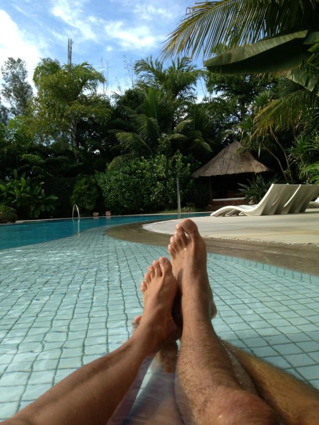 Xuxa posta foto na piscina com Junno Andrade