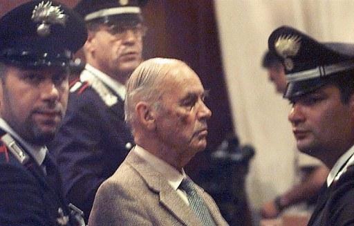 O ex-oficial da SS Erich Priebke em um tribunal militar de Roma, em 1996