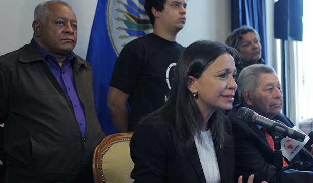 A deputada María Corina Machado durante uma coletiva de imprensa logo após discursar na OEA