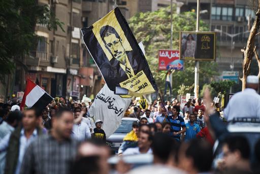 Simpatizantes da Irmandade Muçulmana e do presidente deposto Mohamed Mursi protestam no Cairo em 8 de novembro