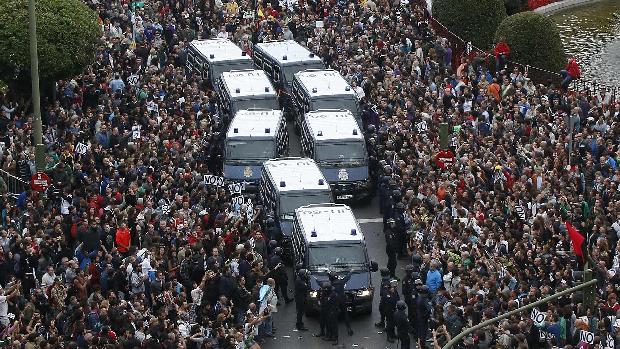 Milhares de espanhóis protestaram em volta do Congresso em Madri