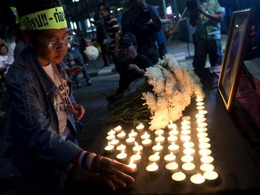 Opositores do governo fazem vigília em homenagem ao líder das manifestações morto neste domingo por simpatizantes da primeira-ministra, em 26 de janeiro de 2014