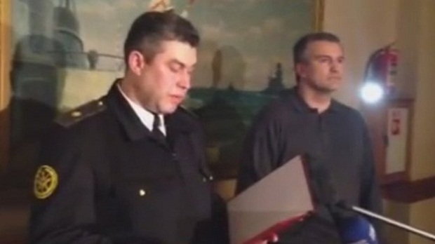 O almirante Denis Berezovski anuncia a deserção ao lado do premiê Sergei Aksionov