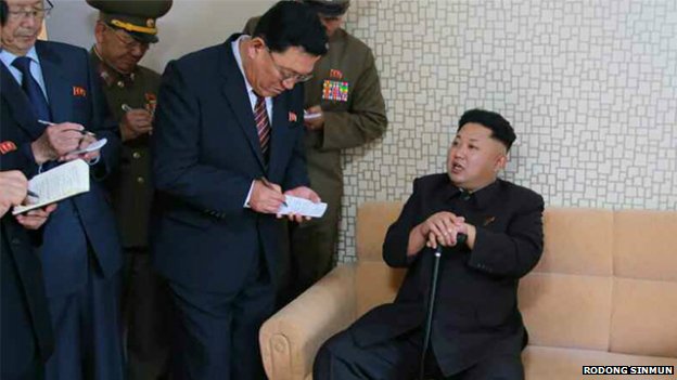 Fotografia distribuída pelo jornal Rodong Sinmun mostra Kim usando uma bengala em sua primeira aparição oficial em 40 dias