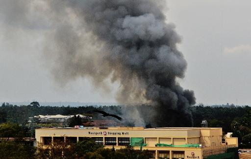 Coluna de fumaça sai do shopping Westgate de Nairóbi, em 23 de setembro