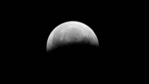 Sombra da superfície da Terra é refletida sobre a Lua, em imagem registrada em Bagdá