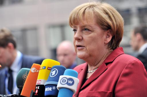 Merkel participa de uma entrevista ao chegar à reunião na sede da União Europeia, em Bruxelas