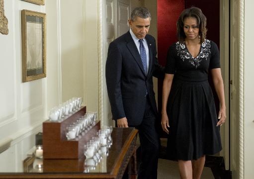 Presidente Obama e Michelle prestam homenagem às vítimas de Newtown, na Casa Branca