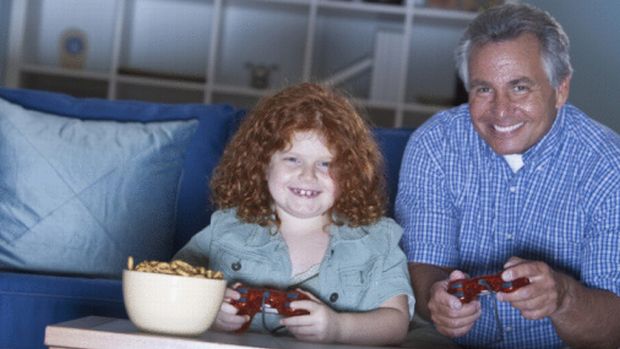 O estudo dá uma boa desculpa para os pais que ainda não deixaram a paixão por videogame: jogar com as filhas