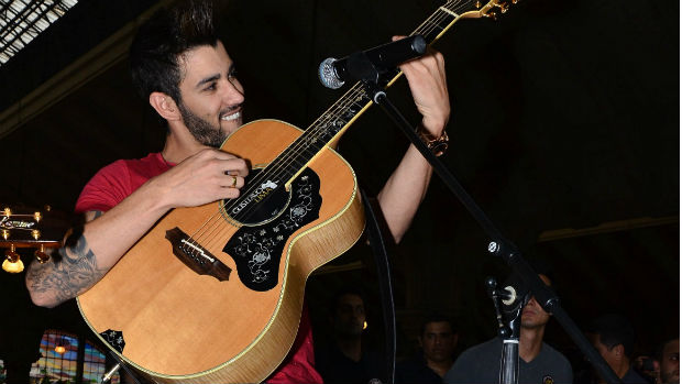 Gusttavo Lima durante show no Mercadão