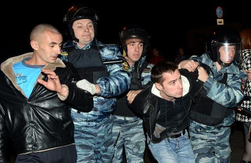 Policiais russos prendem dois homens durante protesto contra imigrantes