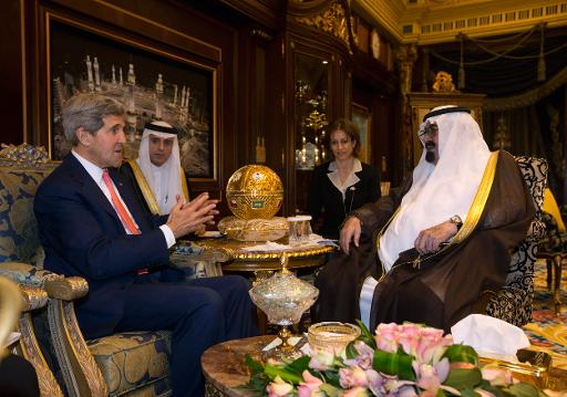 O secretário de Estado americano, John Kerry, em uma reunião com o rei saudita Abdullah (d) em Riad, em 4 de novembro de 2013