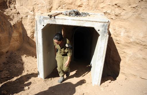 Soldado israelense no túnel escavado na fronteira entre a Faixa de Gaza e Israel, em maio de 2016