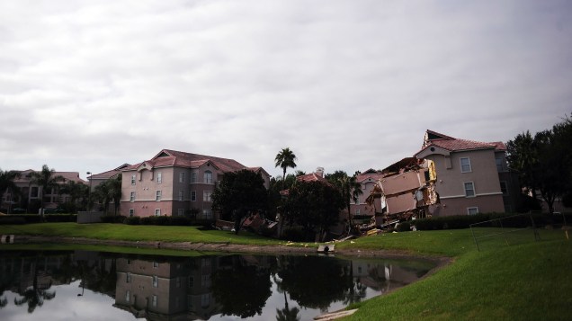 A abertura de uma cratera engoliu parte da estrutura do hotel Summer Bay Resort, próximo aos parques da Disney, na Flórida