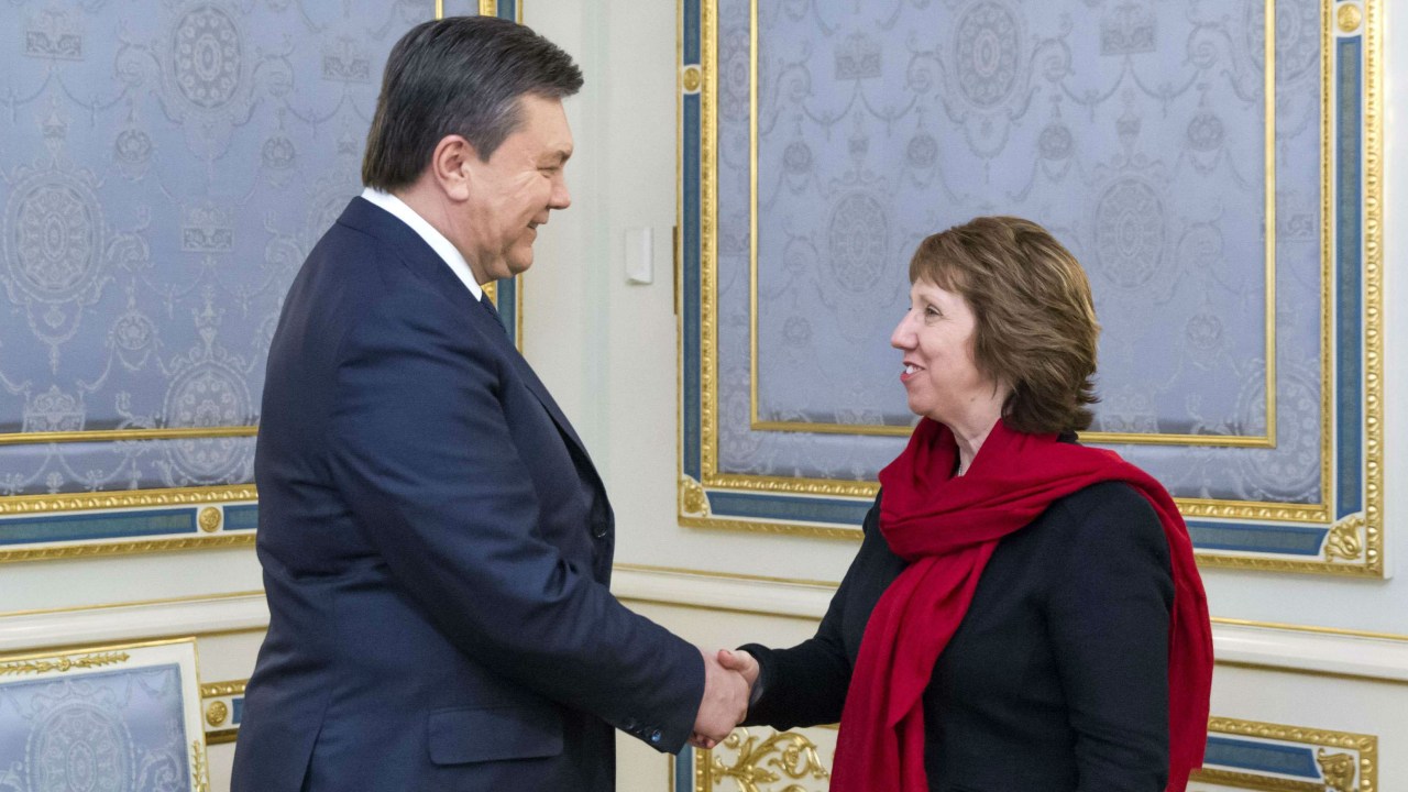 A alta representante diplomática da União Europeia, Catherine Ashton, se encontra com o presidente ucraniano, Viktor Yanukovitch