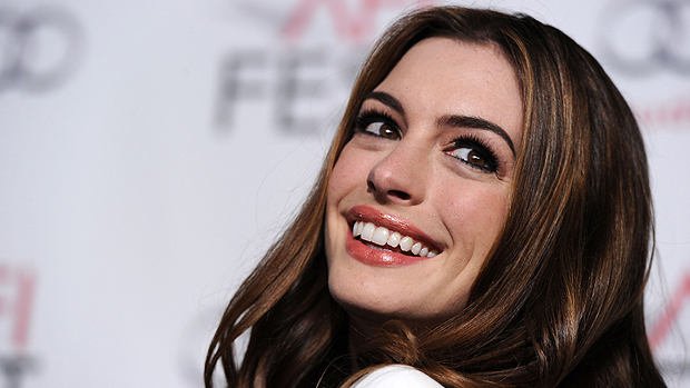 A atriz Anne Hathaway promovendo o filme Amor e Outras Drogas em Hollywood