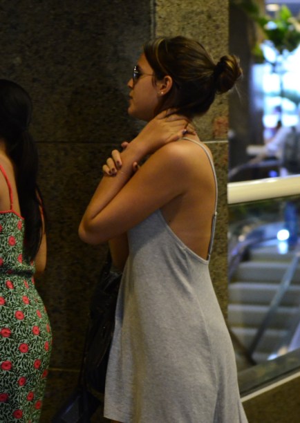 A atriz Bruna Marquezine sai de casa sem sutiã e disfarça, em passeia em shopping do Rio de Janeiro