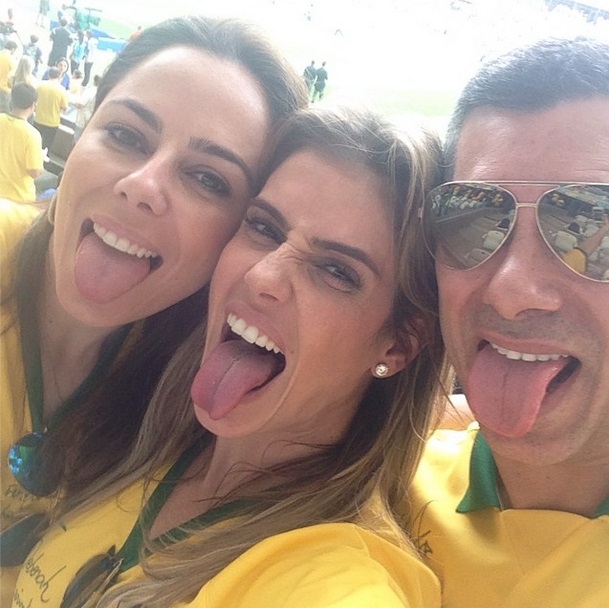A atriz Deborah Secco e amigos na torcida pelo Brasil na Copa do Mundo 2014