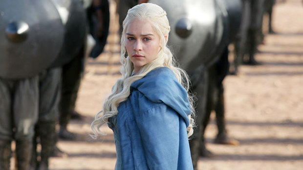 A atriz Emilia Clarke como Daenerys Targaryen, da série 'Game of Thrones'