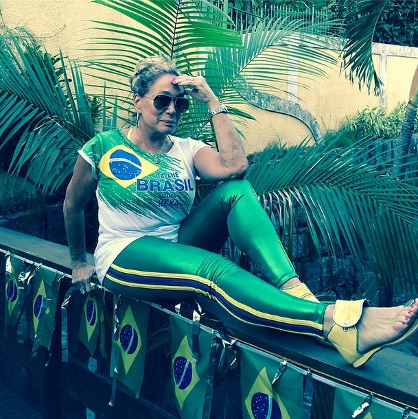 A atriz Susana Vieira escolhe look verde e amarelo para torcer para o Brasil na Copa do Mundo 2014.