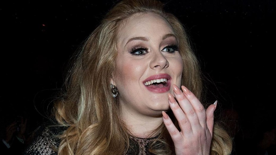 Adele chama sósia ao palco em show na Inglaterra