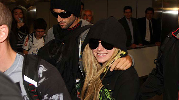 A cantora canadense Avril Lavigne desembarca no aeroporto de Guarulhos, em SP