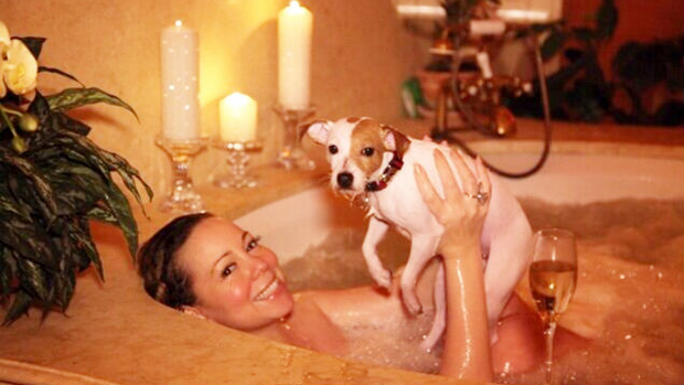 A cantora Mariah Carey com um de seus cachorros de estimação
