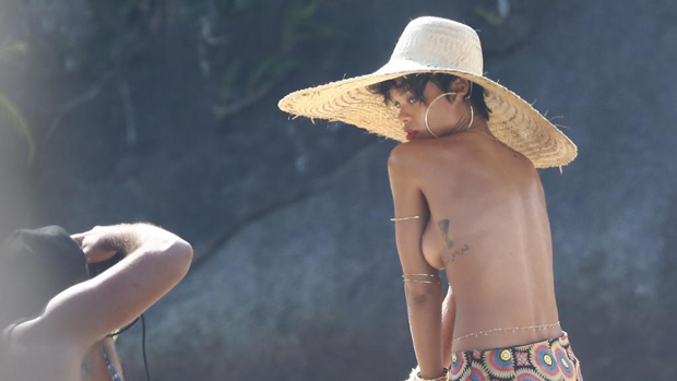 A cantora Rihanna faz fotos na Ilha Grande em Angra dos Reis, Rio de Janeiro